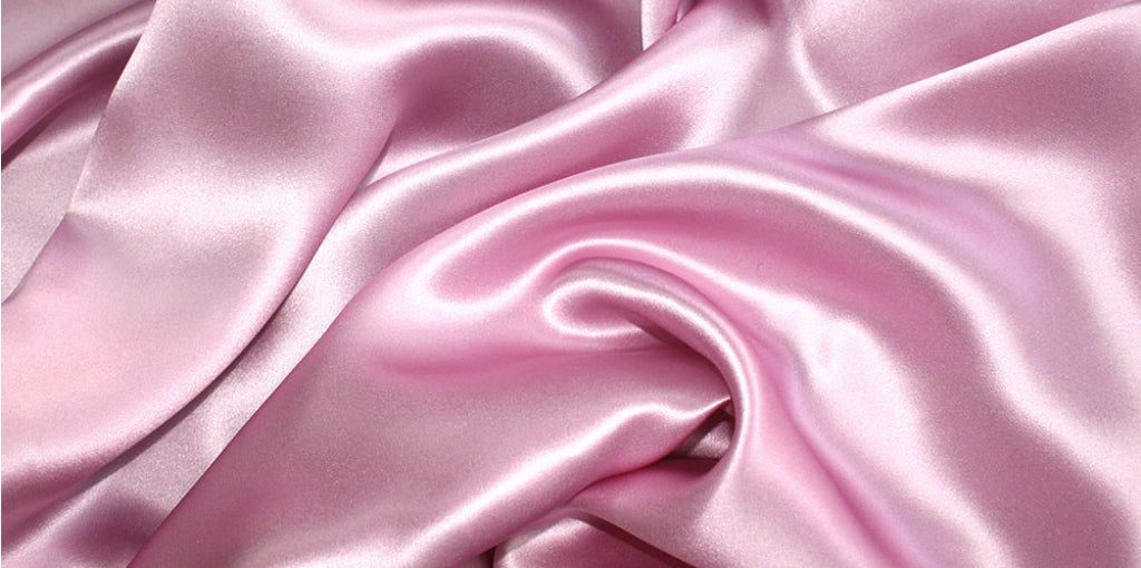 Escalier blanc Ashley Furman pyjama en satin noir femme Peste Philosophique Réco