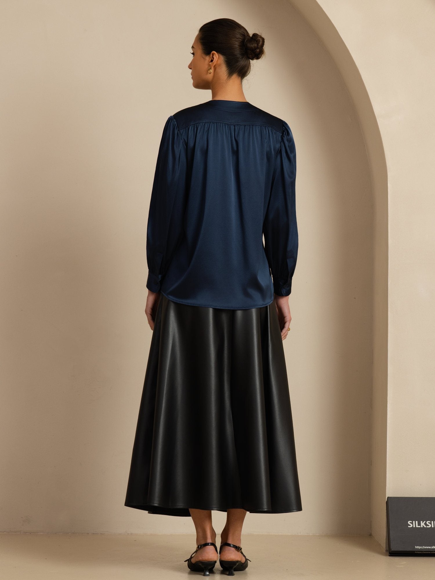 [Donkerblauw] SilkSilky-NL 19Momme Long Sleeve Round Neck Blouse 002