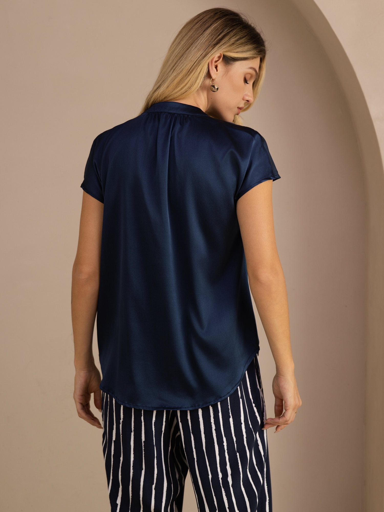 [Donkerblauw] SilkSilky-NL Short Sleeve Split Blouse 002
