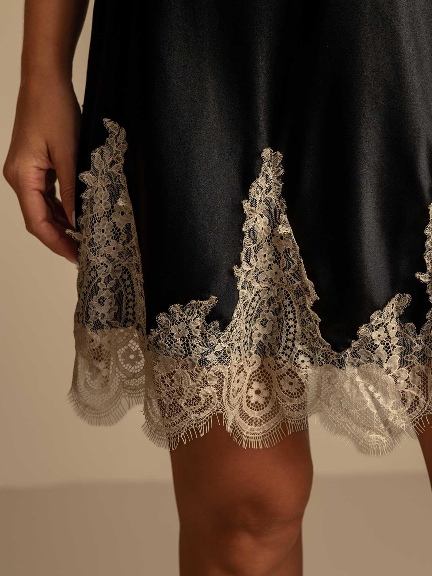 [Zwart+Beige] SilkSilky-NL Spaghetti Bandjes V Hals Nachthemd 005