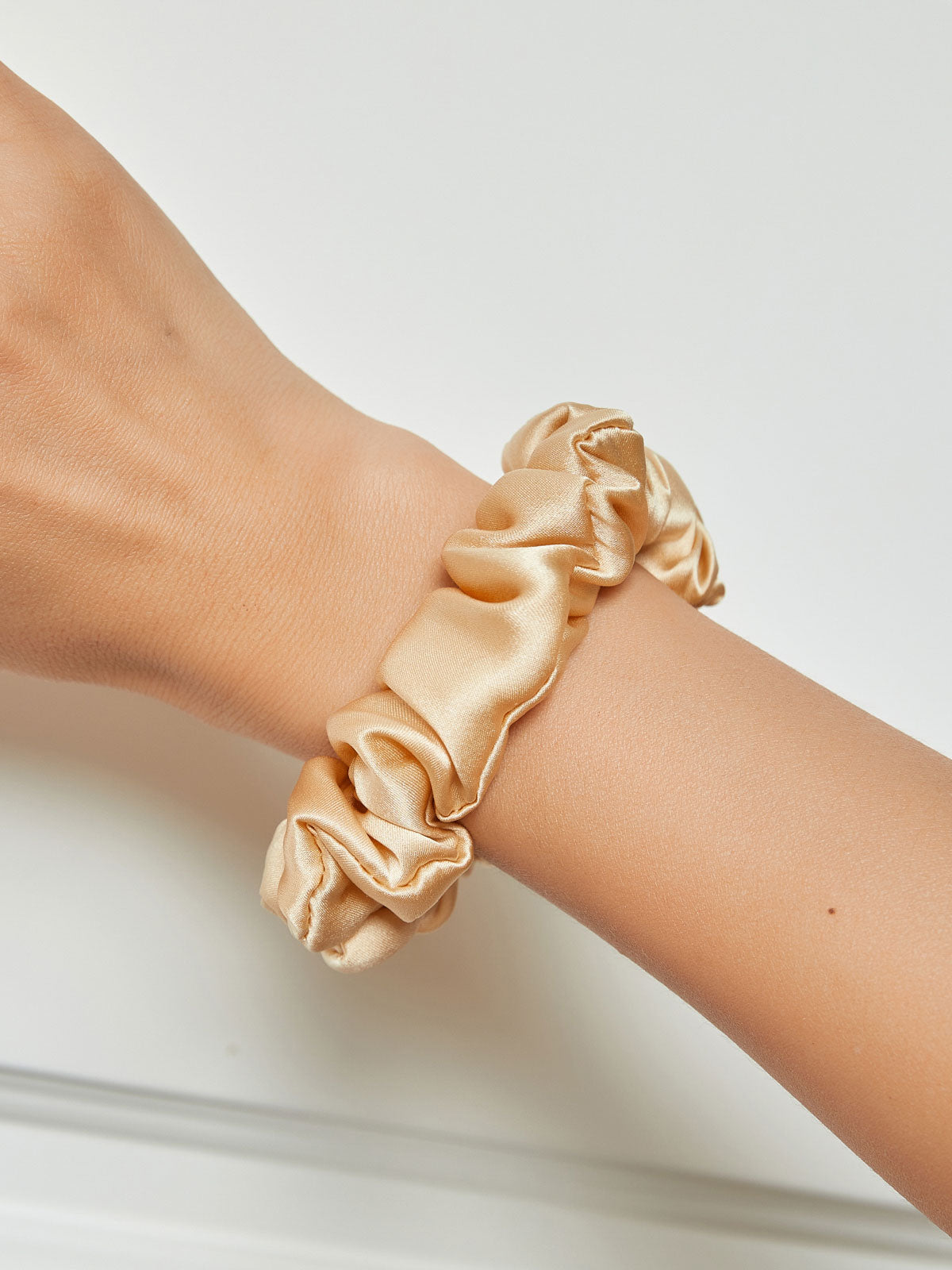 SilkSilky-NL 19Momme Scrunchie Champagne 001