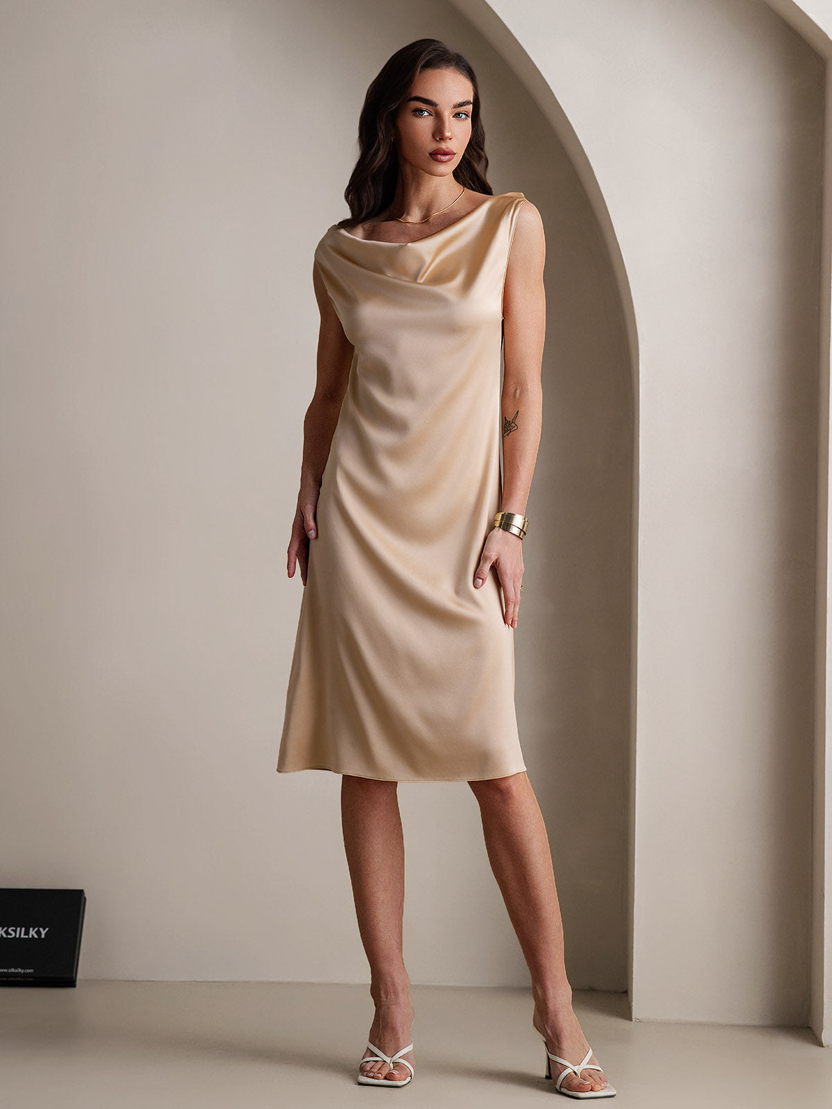 [Champagne] SilkSilky-NL 19Momme Zijde Mouwloos Cowl Hals Jurk 005